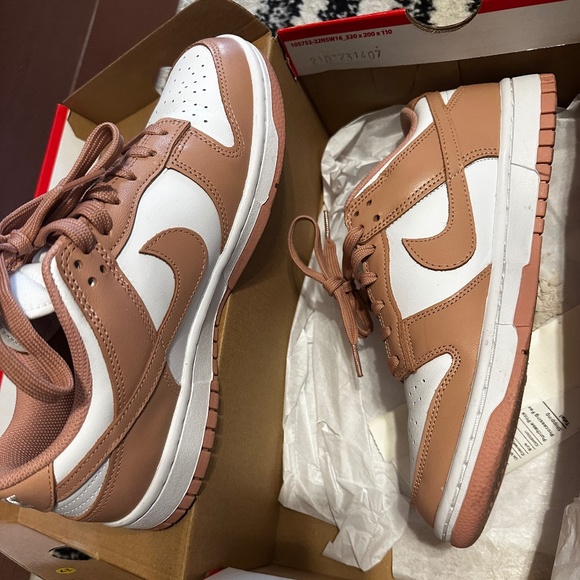 Nike Dunks Low - Picture 1 of 8